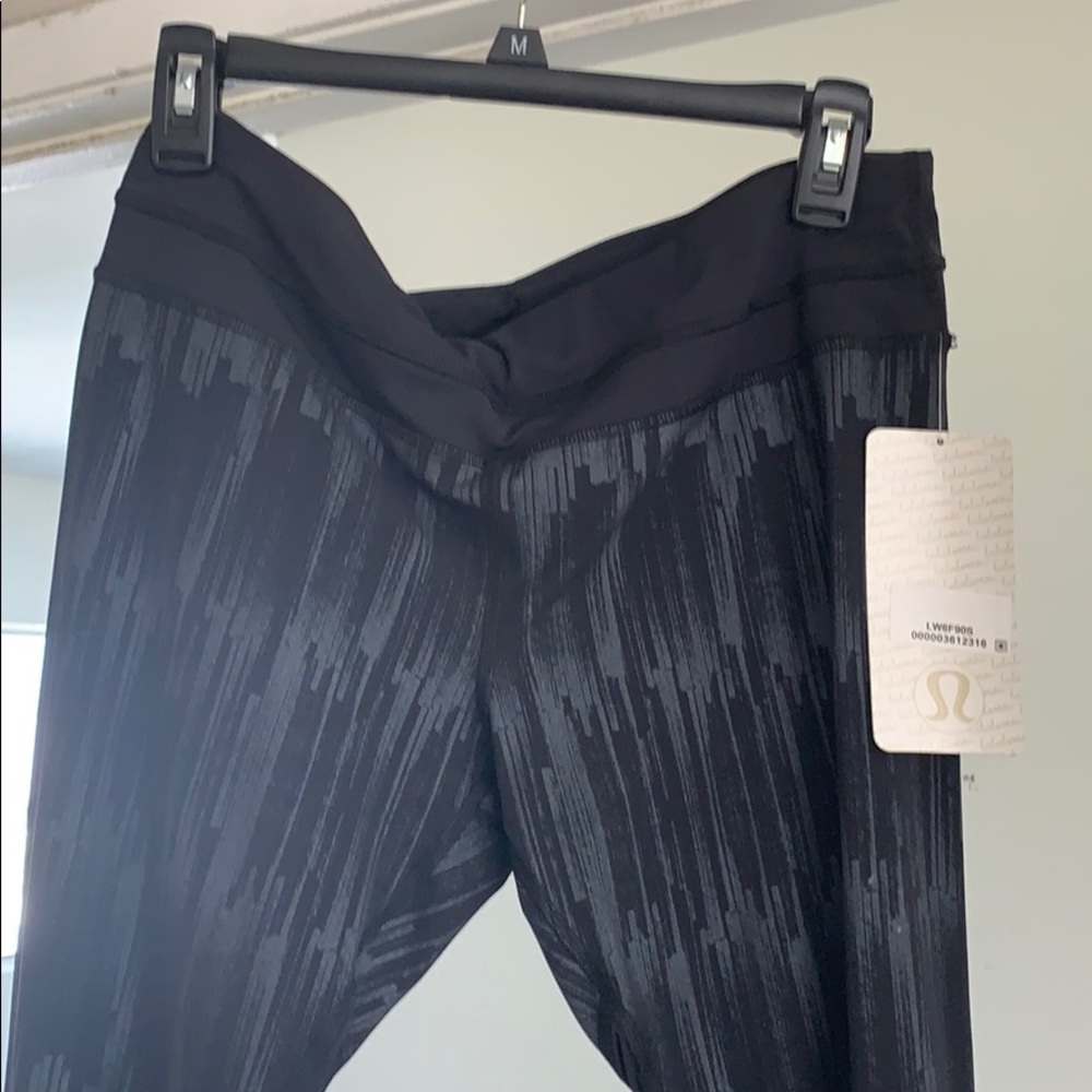 Lululemon cropped yoga pants